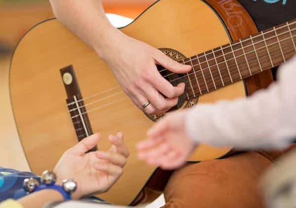 basal-3 Musikalische Förderaktivität mit Gitarre zur Unterstützung von Wahrnehmung und Entwicklung